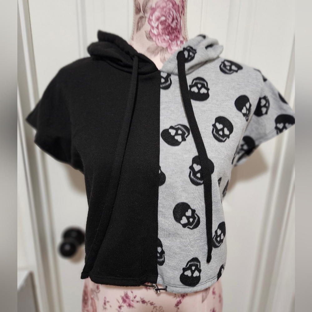 No Boundaries Black and Gray Skull Hoodie & Shorts Set